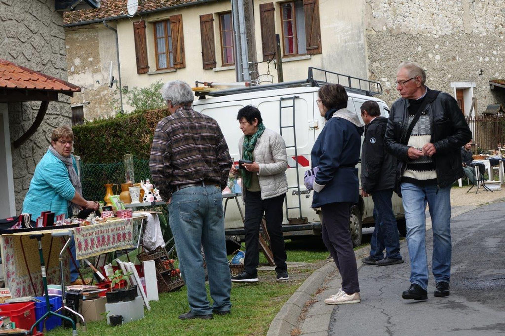 La majorité des chalands expose sur le pas de la porte.