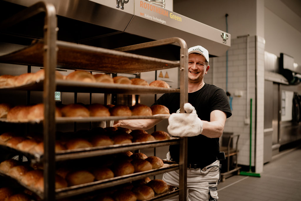 backstube, bäcker, bäckerin, bäckerei, brot, mehl, dinkel, roggen, handwerk, schrader, apensen, bäckermeister, meister, brotwagen, arbeit