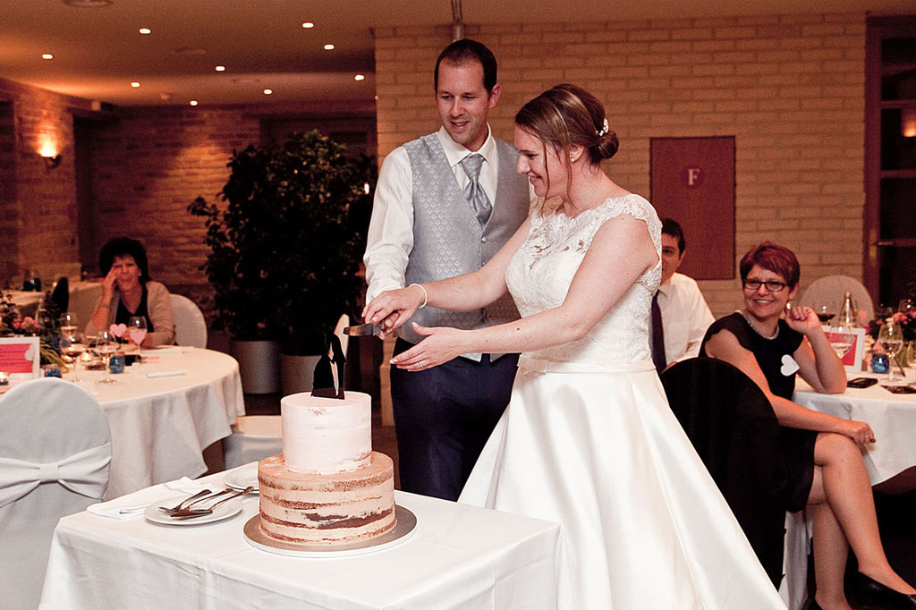 tortenanschnitt, brautpaar, hochzeitstorte, krönender abschluss, hochzeitsreportage, fotoreportage