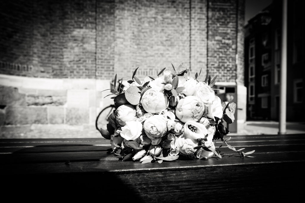 Hochzeit in Münster, Blumenstrauß auf Bank vor dem Standesamt in Münster, Hochzeitsfotografie, Till Nickel 