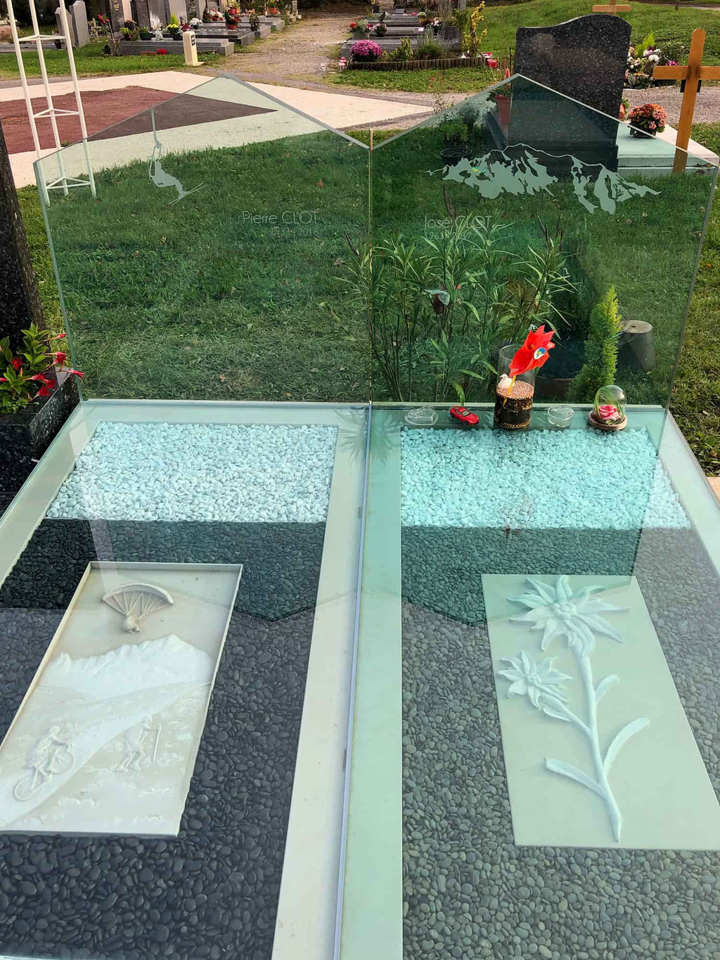 Décoration monument funéraire en verre