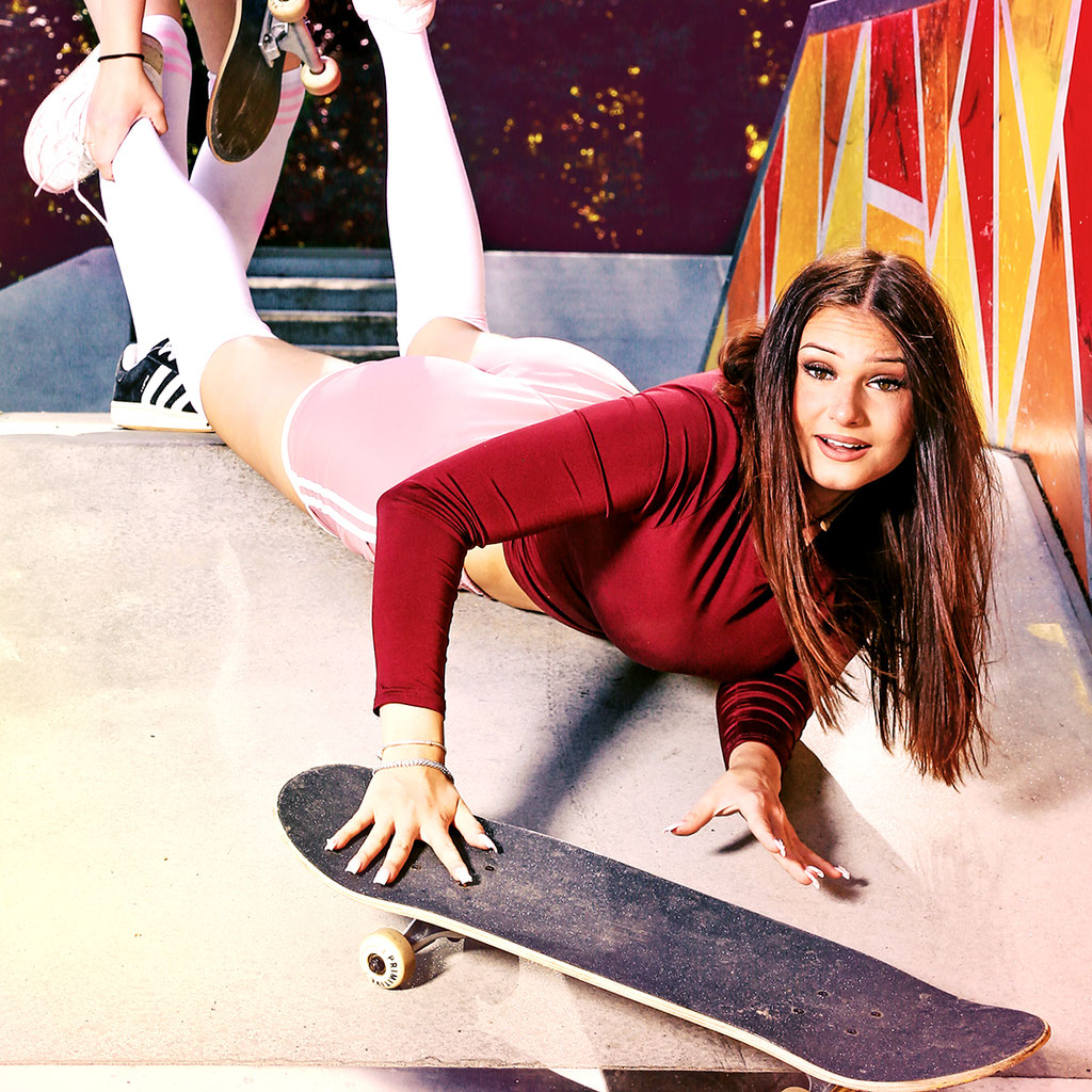 skater girl foto staged photography inszenierte fotografie verrückte fotoidee kniestrümpfe bubble gum girl 