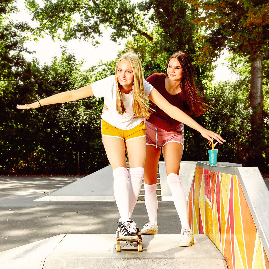 skater girl foto staged photography inszenierte fotografie verrückte fotoidee kniestrümpfe bubble gum girl 