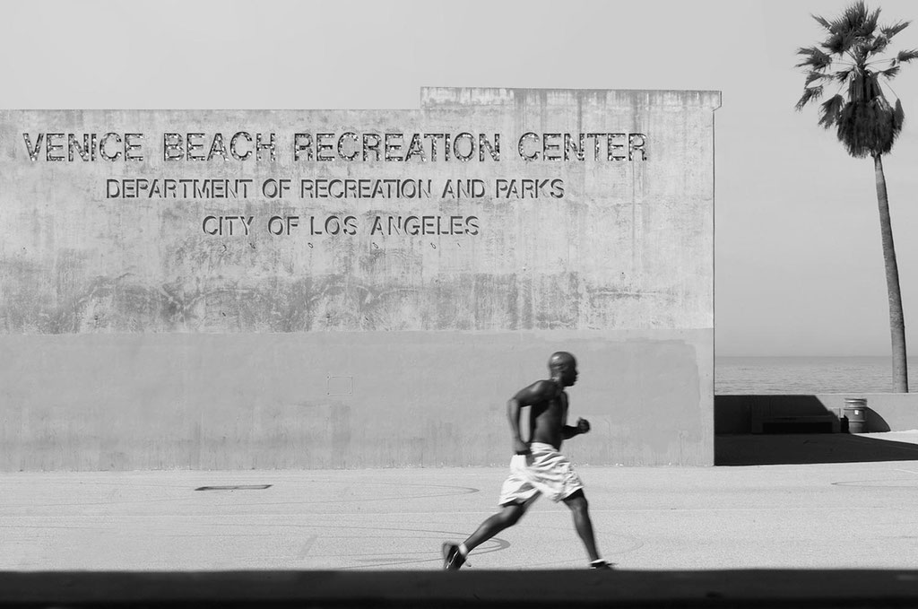 <b>VENICE RECREATION CENTER</b><br><a href="/app/module/webproduct/goto/m/me4f07004e04bf6bc" ; style="color:#49bfc0;" target="_blank">Disponible à la vente</b><alt="photographie d'art rue Los-Angeles californie venice beach basket ball venice american"