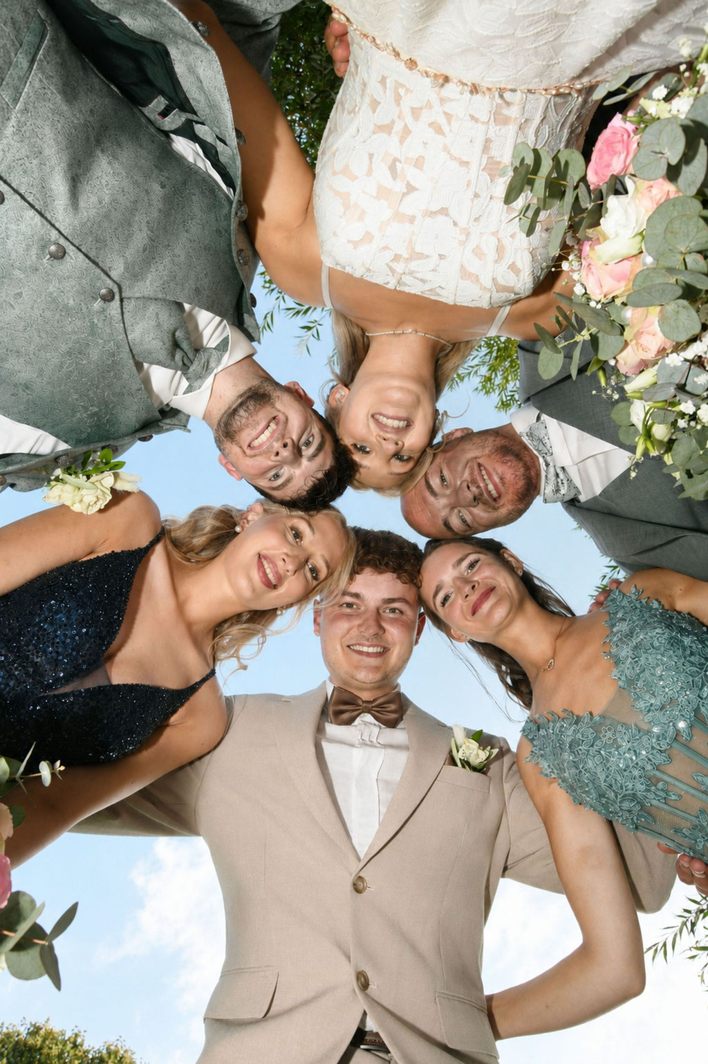 Gruppe schaut von oben runter in die Kamera der Hochzeitsfotografin