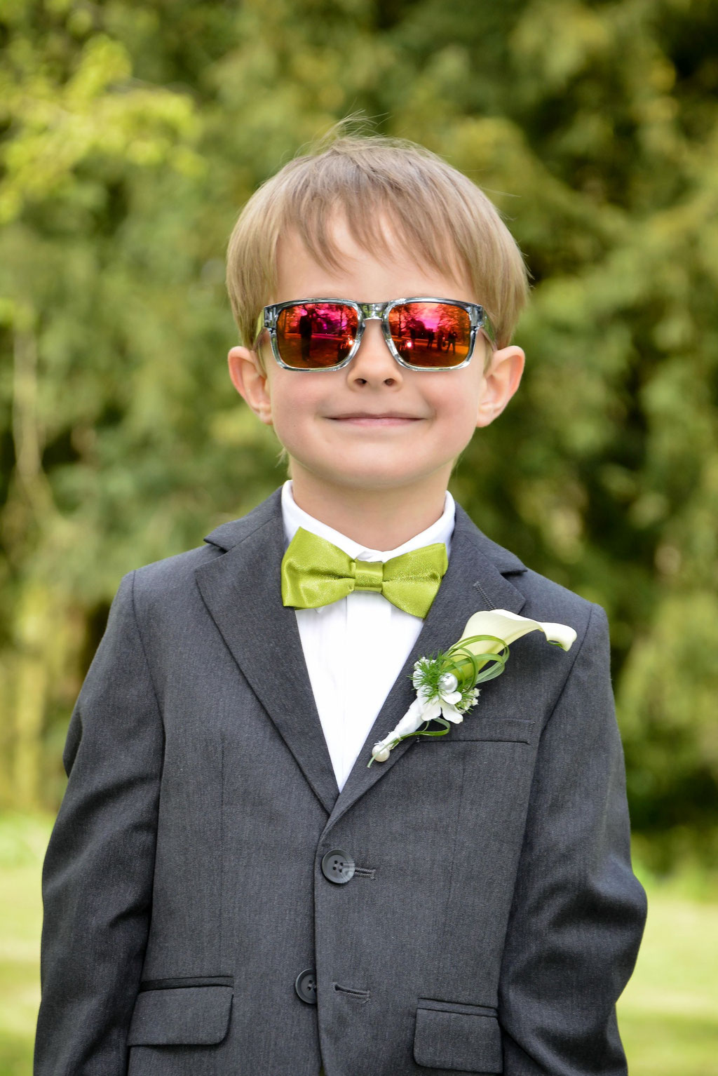 Blumenkind ganz cool - Hochzeitsfotografin Schloß Gehrden