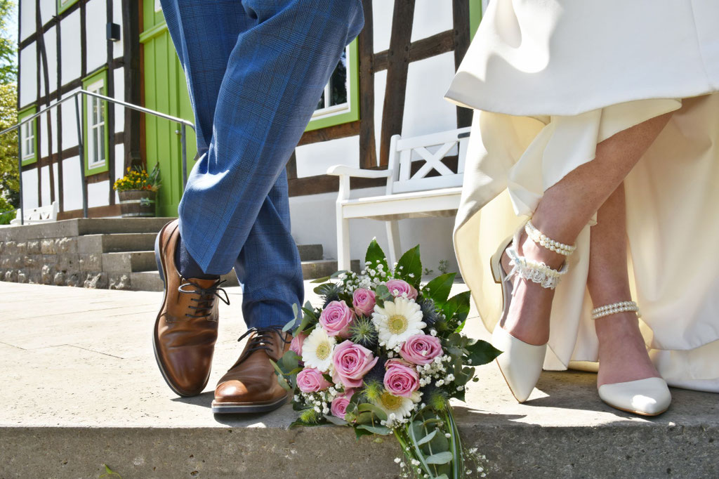 Füsse vom Brautpaar - Detailliebe Hochzeitsfotografie