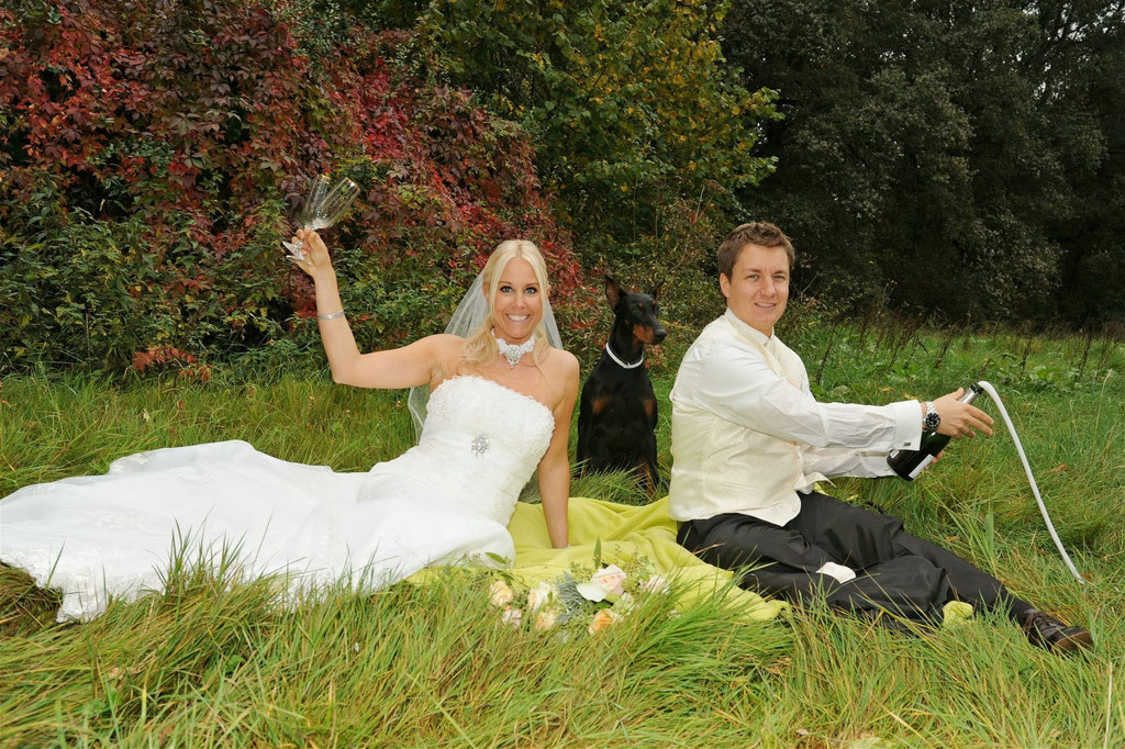 Champagner beim Paarshooting mit Dobermann am Landhotel Voshövel