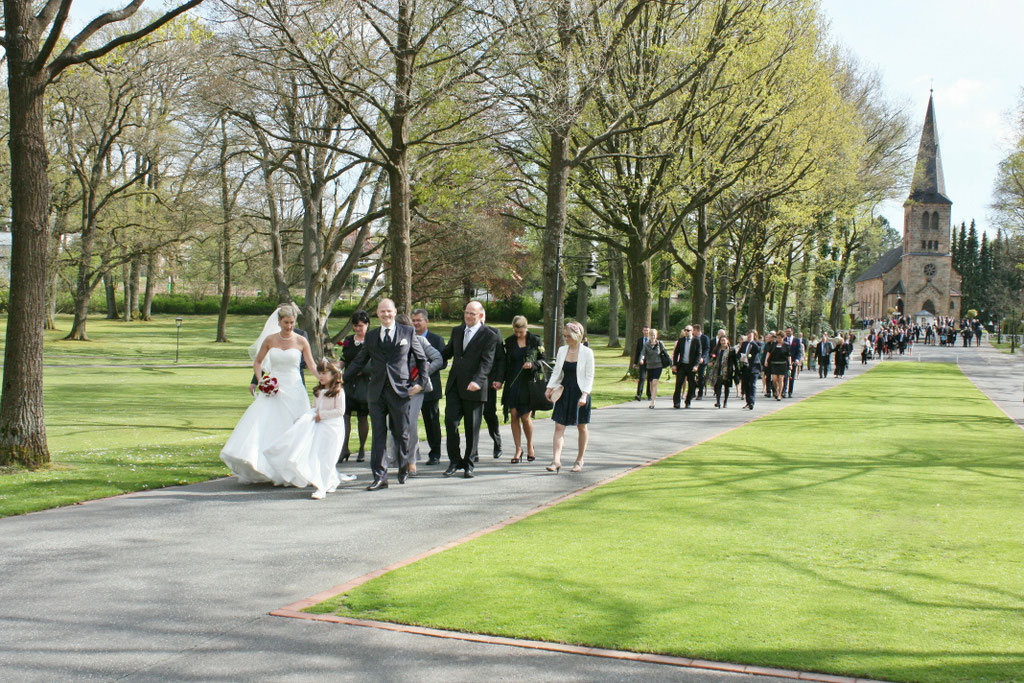 Brautpaar mit Gästen nach der kirchlichen Trauung im Gräflichen Park Bad Driburg