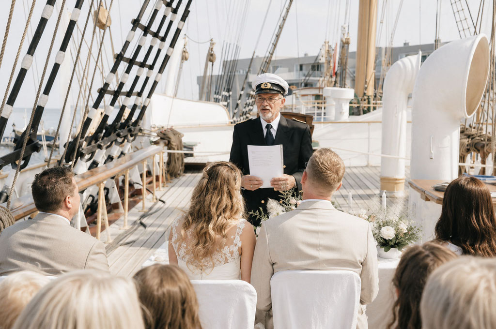 Kapitänstrauung auf dem Segelschiff passat