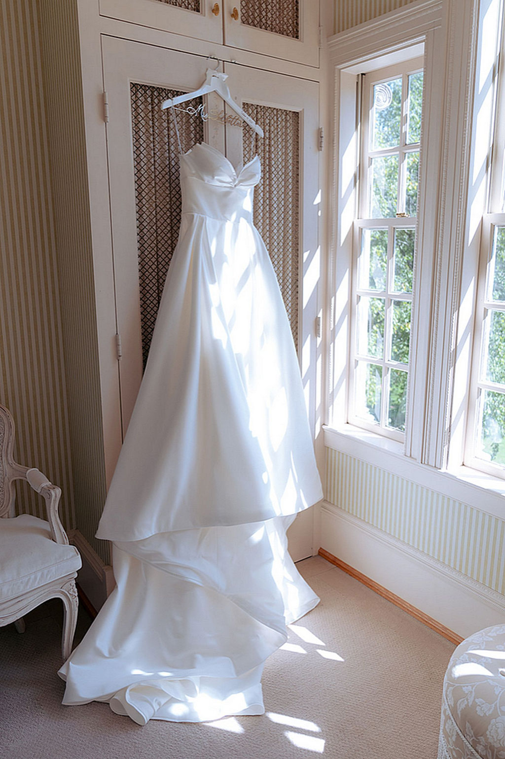 Brautkleid hängt am Schrank