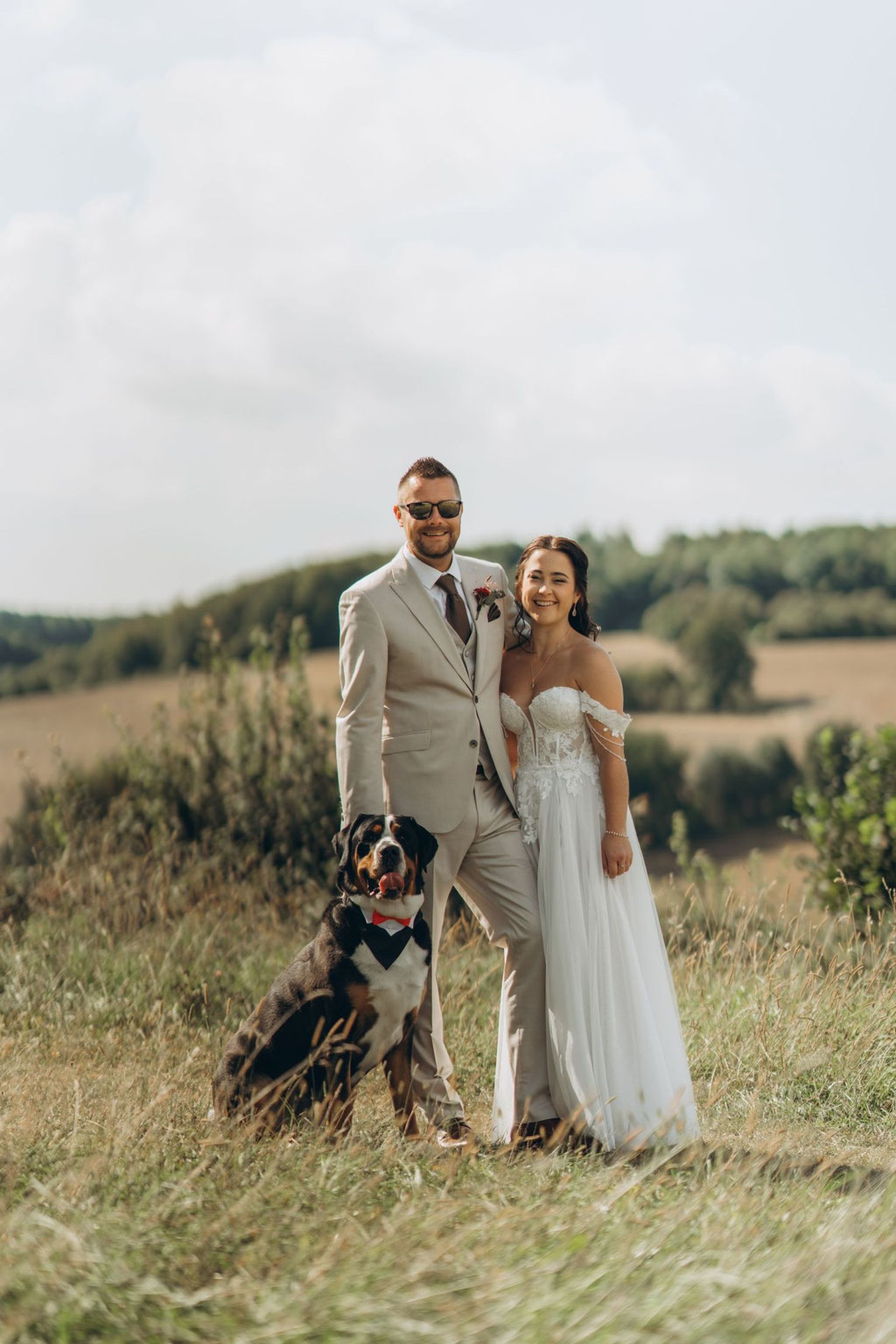 Brautpaar mit großem Hund an Mühle in Bavenhausen - Fotograf für Hochzeit