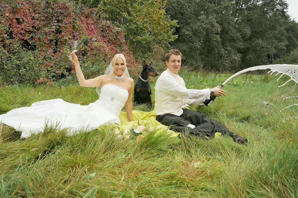 Champagner beim Paarshooting mit Dobermann am Landhotel Voshövel