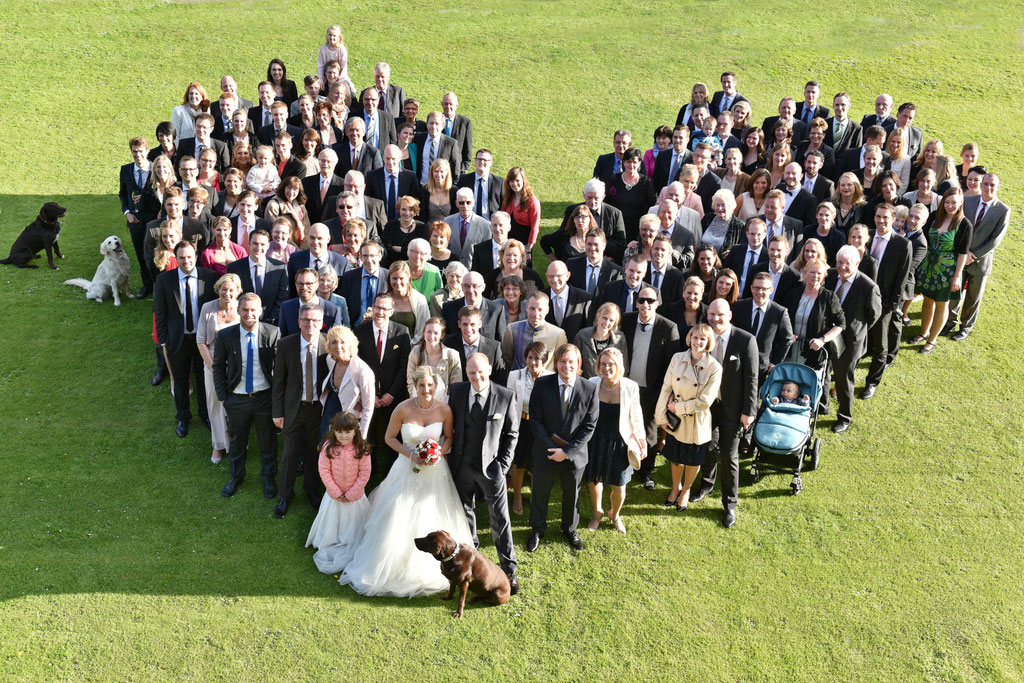 Gruppenherz mit Brautpaar - Hochzeitsfotografin bad Driburg
