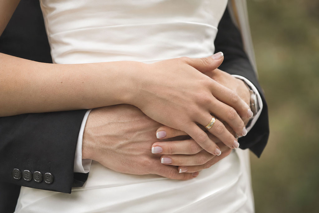 Umarmung beim Paarshooting - Detailliebe mit der Hochzeitsfotografin in Gütersloh