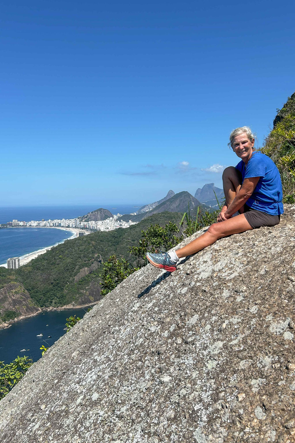 Aussichtsfels kurz vor dem Gipfel mit Blick auf die Copa Cabana