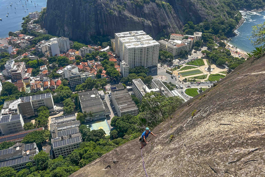 In der letzten Seillänge der Route Luiz Arnaud in Rio de Janeiro