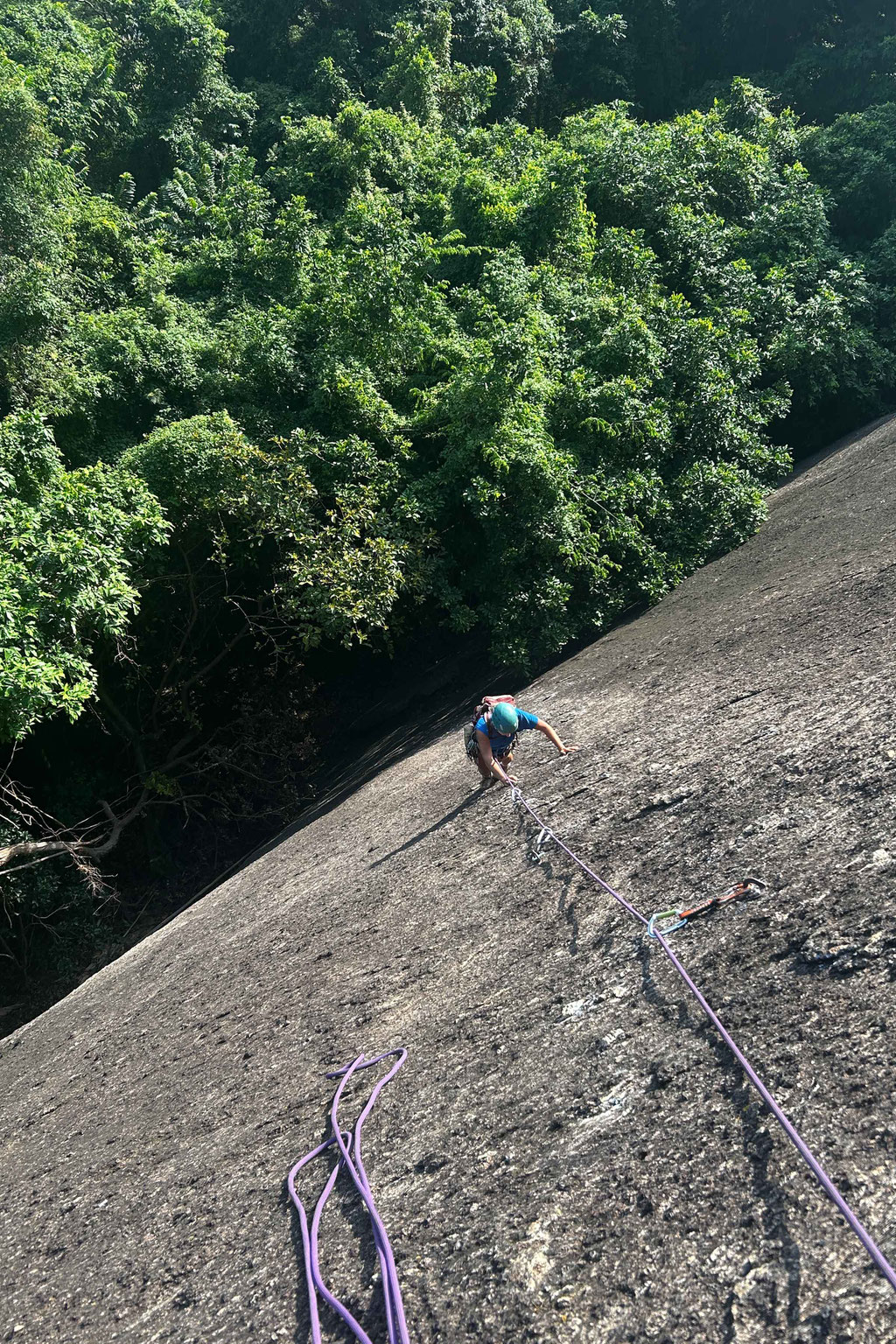 In der ersten Seillänge der Route Luiz Arnaud am Babilonia in Rio de Janeiro