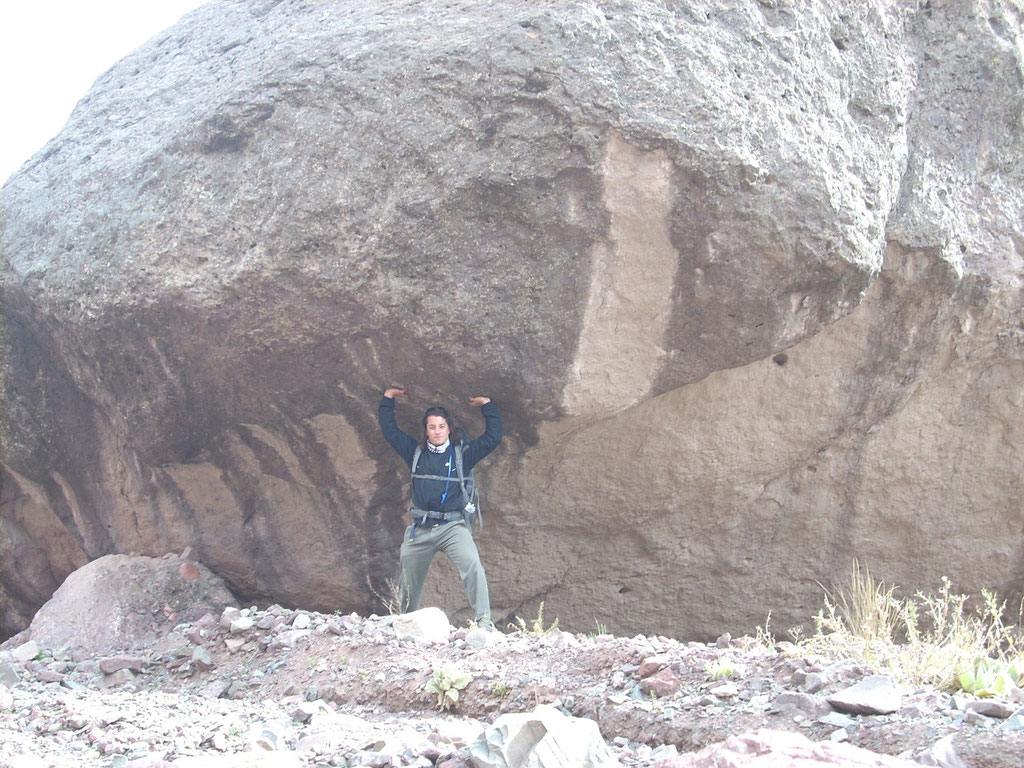 Gran piedra cercana a los caracoles que van a la pampa de los Ñangos
