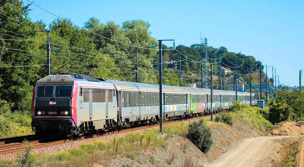 Seul train en rame tractée (et son retour) arrivant à Nantes, le 4175 (Paz - Le Croisic) est vue à Mauves sur Loire le 31 aout 2019. La 26014 désormais habituée de cette relation tracte ses 10 voitures.