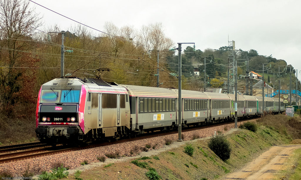 La BB 26011 carmillon bien défraichie emmene son Intercité éco n°4071 reliant Paris Austerlitz à Nantes, le 09 Mars 2019. 