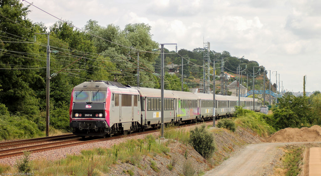 L'intercité éco d'été n°4075, reliant Paris Austerlitz au Croisic. La BB 26014 est vue à Mauves sur Loire tractant ses 9 voitures, le 27 Juillet 2019.