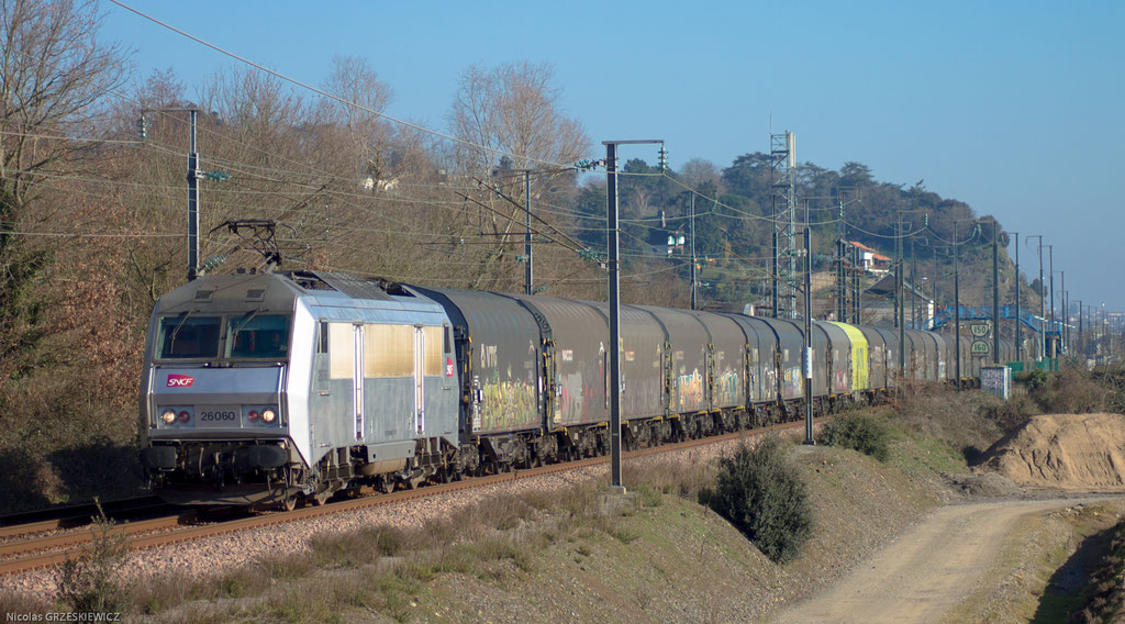 A croire que les 26000 sont revenues en force sur ce train n°73307 SP - ITE Carnaud... En ce 22-01-2020, c'est la 26060 qui tractionne.