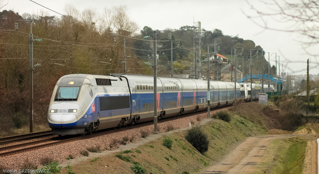  Un classique de la ligne, Paris Montparnasse - Nantes. Ce qui l'est moins, c'est la rame TGV 3UFC n°887 en fin de convoi livrée il y a quelques jours seulement. 