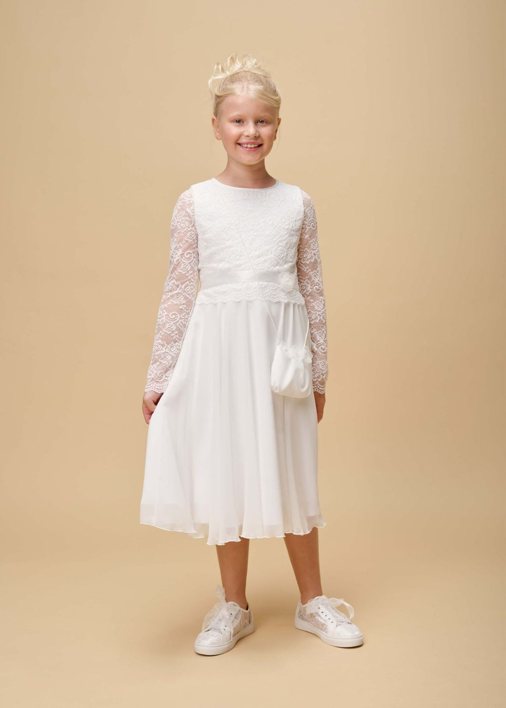 Mädchen im Fotostudio trägt ein Kommunionkleid Weise BianCorella