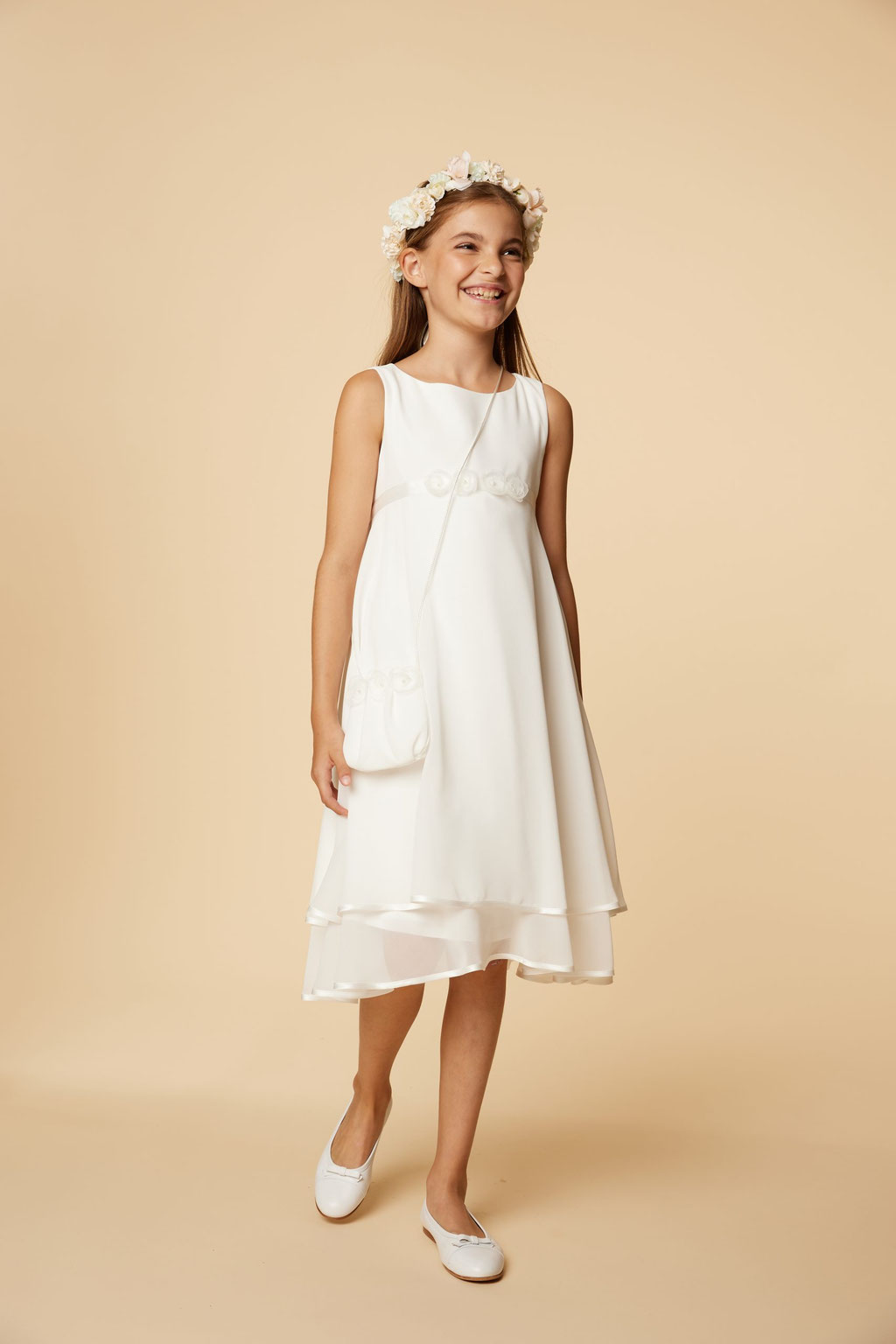 Mädchen trägt das Kommunionkleid Weise BianCorella
