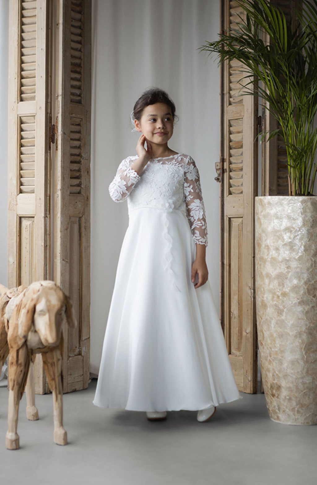 Mädchen trägt ein Kommunionkleid von Monny Kommunion