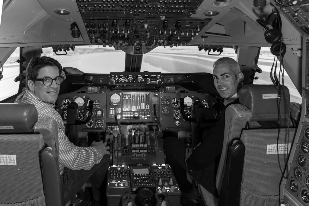 Links Dr. med. Ralph Läubli, rechts Gunnar Jansen – Leader Patrouille Suisse, beide von Nodus