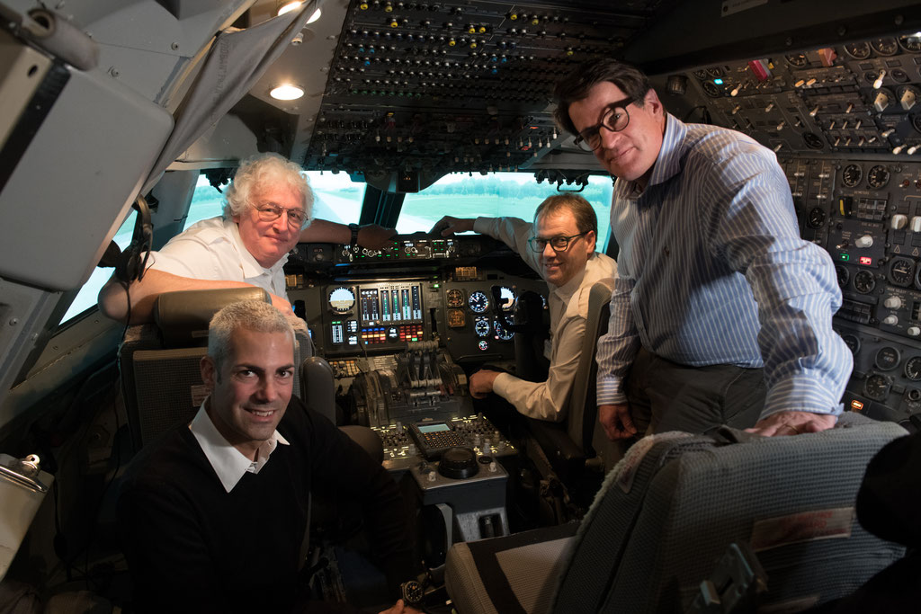 Vorne links kniend Gunnar Jansen – Leader Patouille Suisse, rechts Dr. med. Ralph Läubli beide von Nodus. Hinten links P. Krüsi Engineer und rechts T. Binz, Verantwortlicher SimCenter des AFC. 