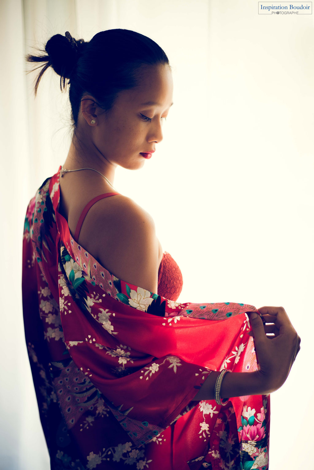 Inspiration-Boudoir Kiki Pix, photographe sensualité, femme en lingerie, kimono rouge