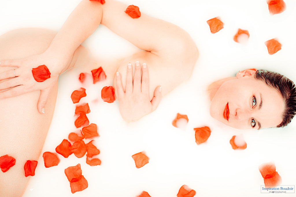 Inspiration-Boudoir Kiki Pix, photographe sensualité, bain de lait et pétales de rose, nu artistique