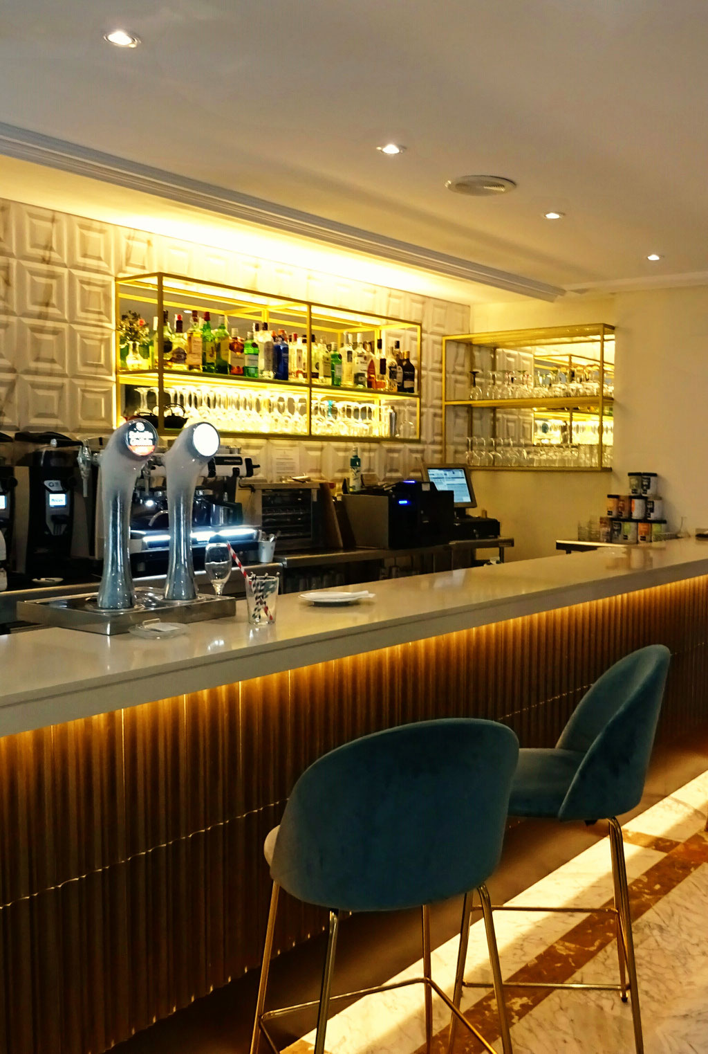 barras de bar  BARRA DE SILESTONE, CERÁMICA Y PANEL COMPOSITE