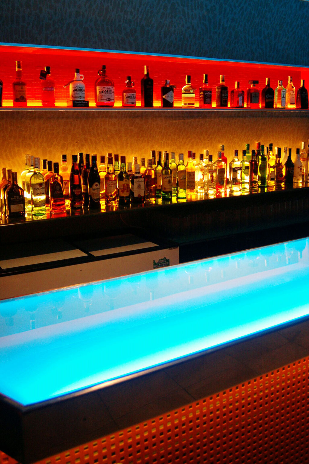 barras de bar  BARRA DE ACERO INOXIDABLE, VIDRIO Y PANEL COMPOSITE