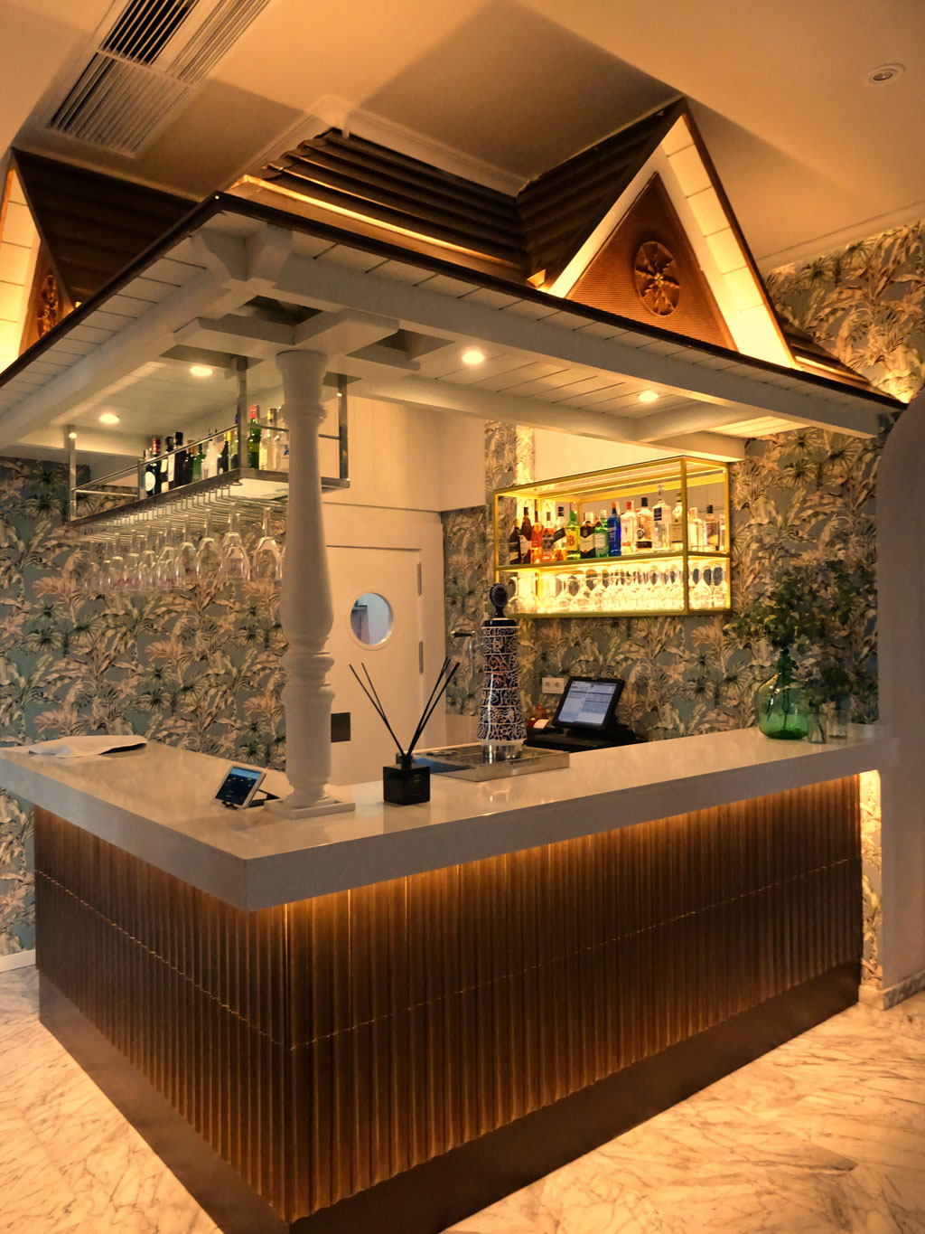 barras de bar BARRA DE SILESTONE MADERA Y CERÁMICA