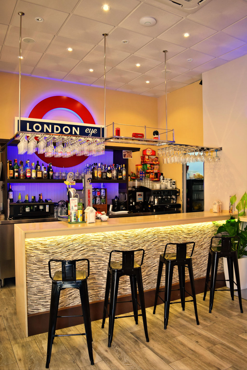 barras de bar  BARRA DE SILESTONE Y CERÁMICA 