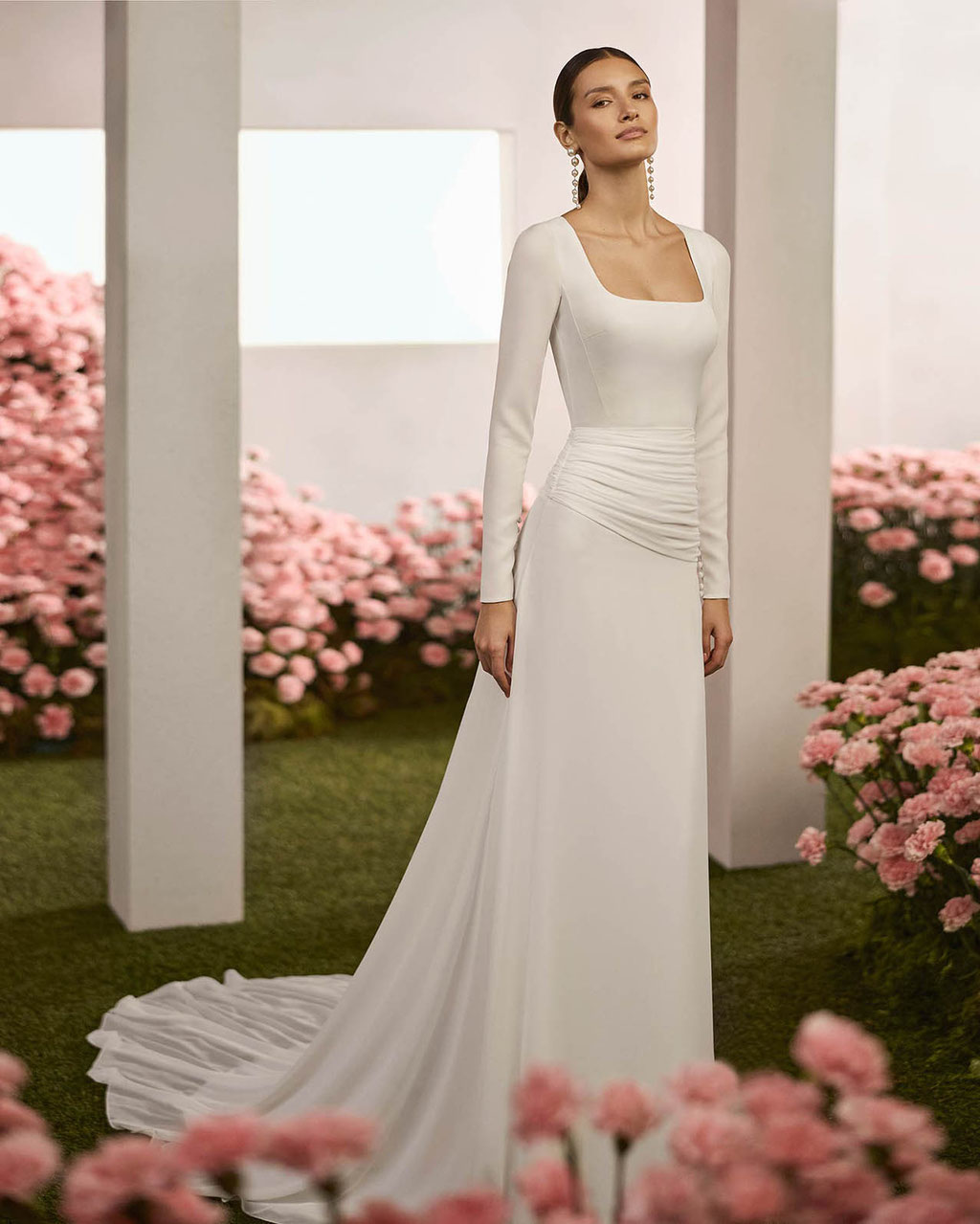 Elegante Frau trägt das günstige Couture Brautkleid Riera von Rosa Clará Couture