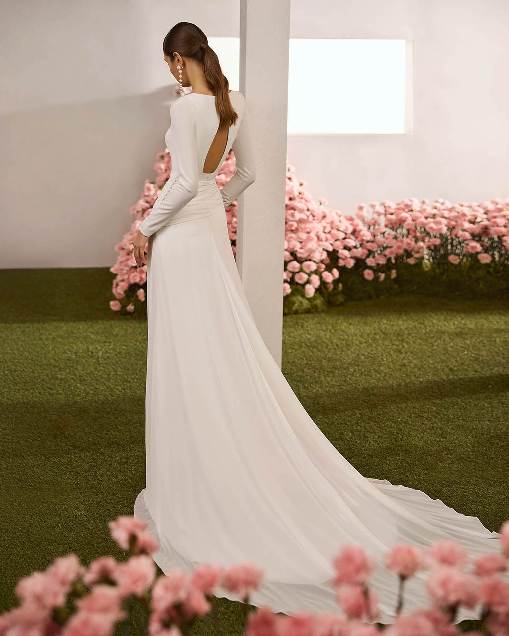 Elegante Frau trägt das günstige Couture Brautkleid Riera von Rosa Clará Couture