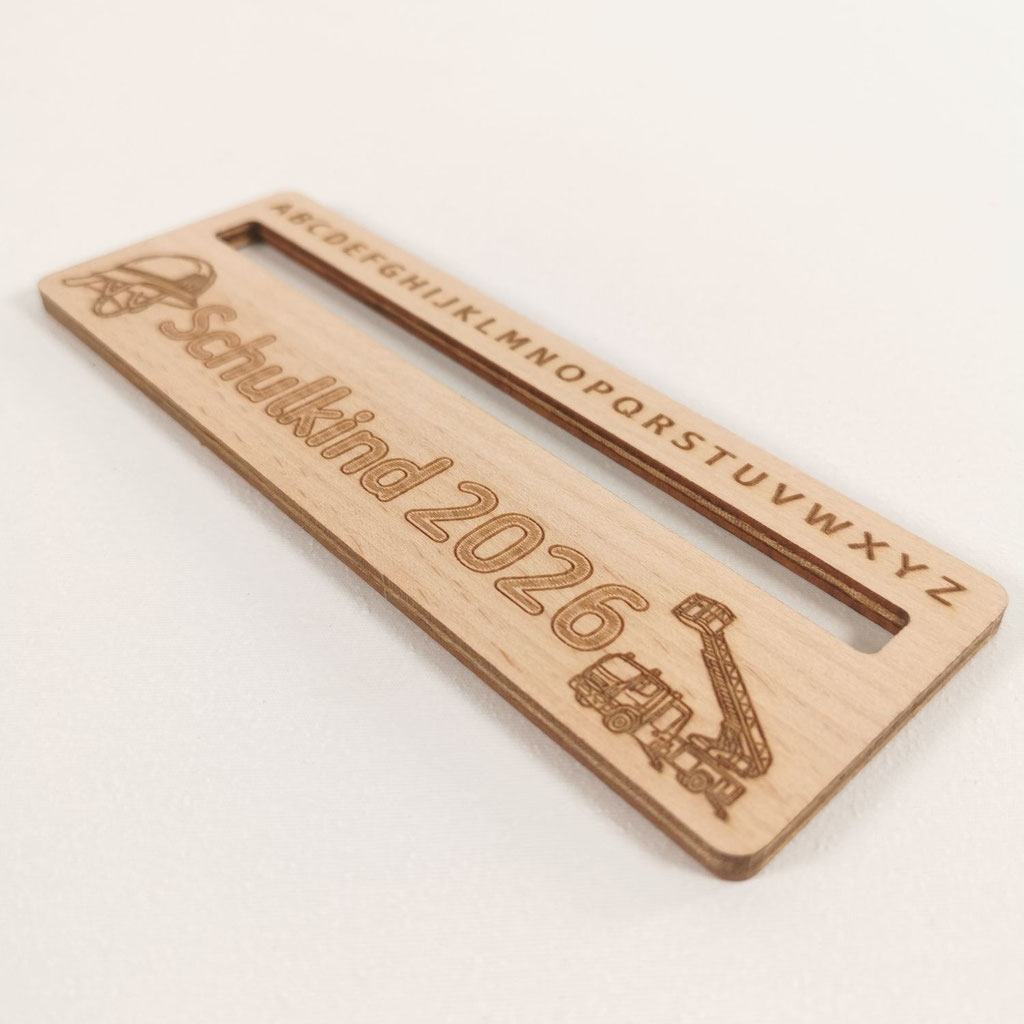 Personalisiertes Holz-Leselineal für Schulkinder mit eingraviertem ABC-Alphabet, Feuerwehrhelm und Feuerwehrauto-Motiv