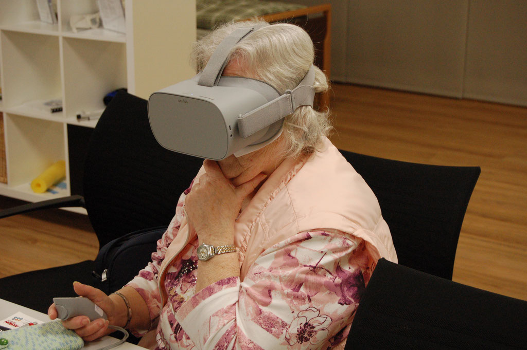 Für zukünftige Senior*innen bald selbstverständlich: Eintauchen in Virtual Reality | Foto: IZGS