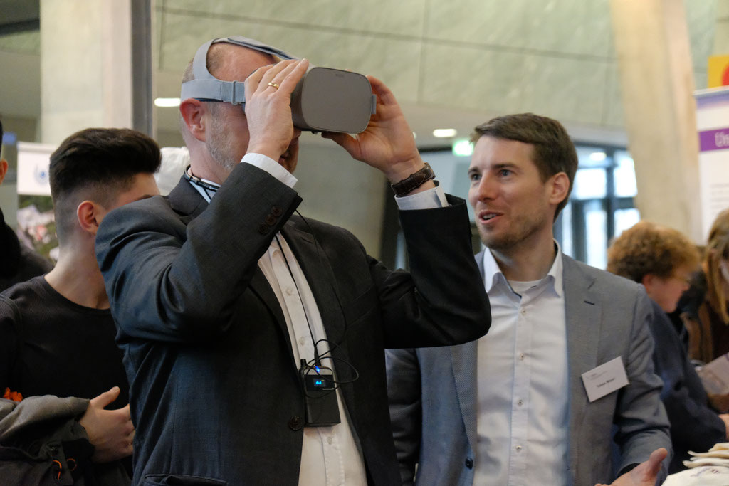 Tobias Meyer (IZGS) (rechts) erläuert die Möglichkeiten des Einsatzes von VR-Brillen. | Foto: EHD