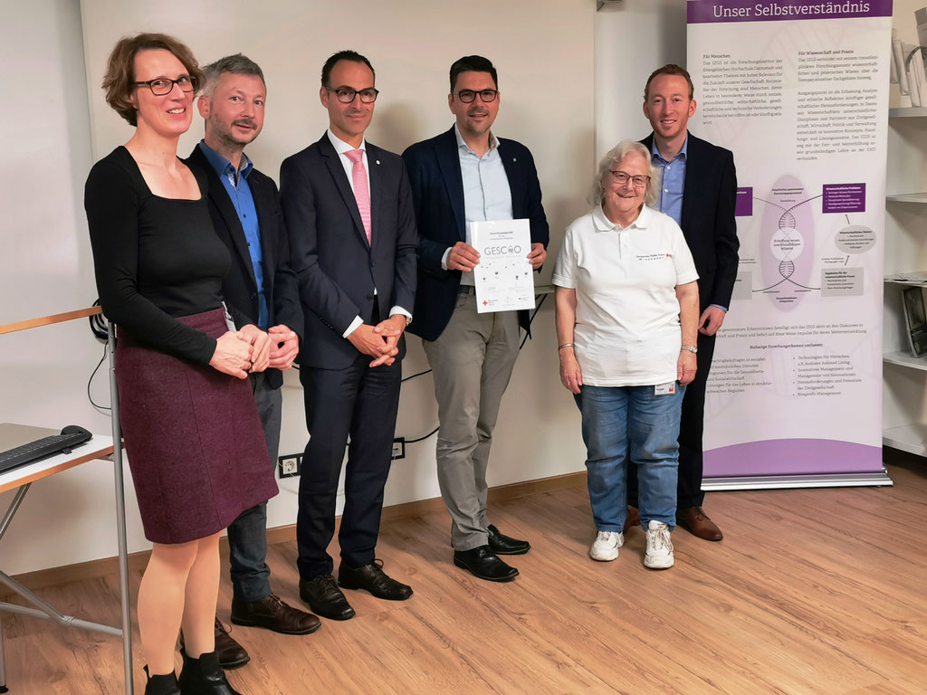 Nicole Bruchhäuser (Beratungsstelle für barrierefreies Wohnen), Dr. Matthias Heuberger (IZGS), Christian Linke (DRK Wiesbaden), Prof. Dr. Michael Vilain  (IZGS), Christa Eng (Ehrenamtliche) und Christoph Manjura (Sozialdezernent der Stadt Wiesbaden)