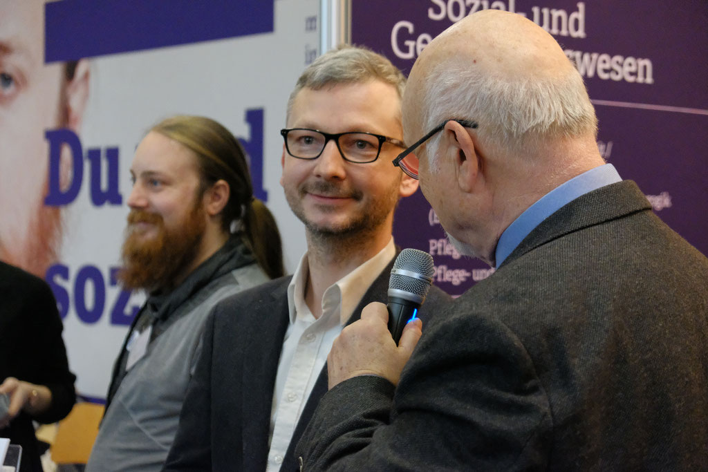 Dr. Matthias Heuberger (IZGS) (links) im Gespräch mit Prof. Dr. Bernhard Meyer zum Konzept von Seniorennetzwerken und dem Einsatz von Virtual-Reality. | Foto: EHD