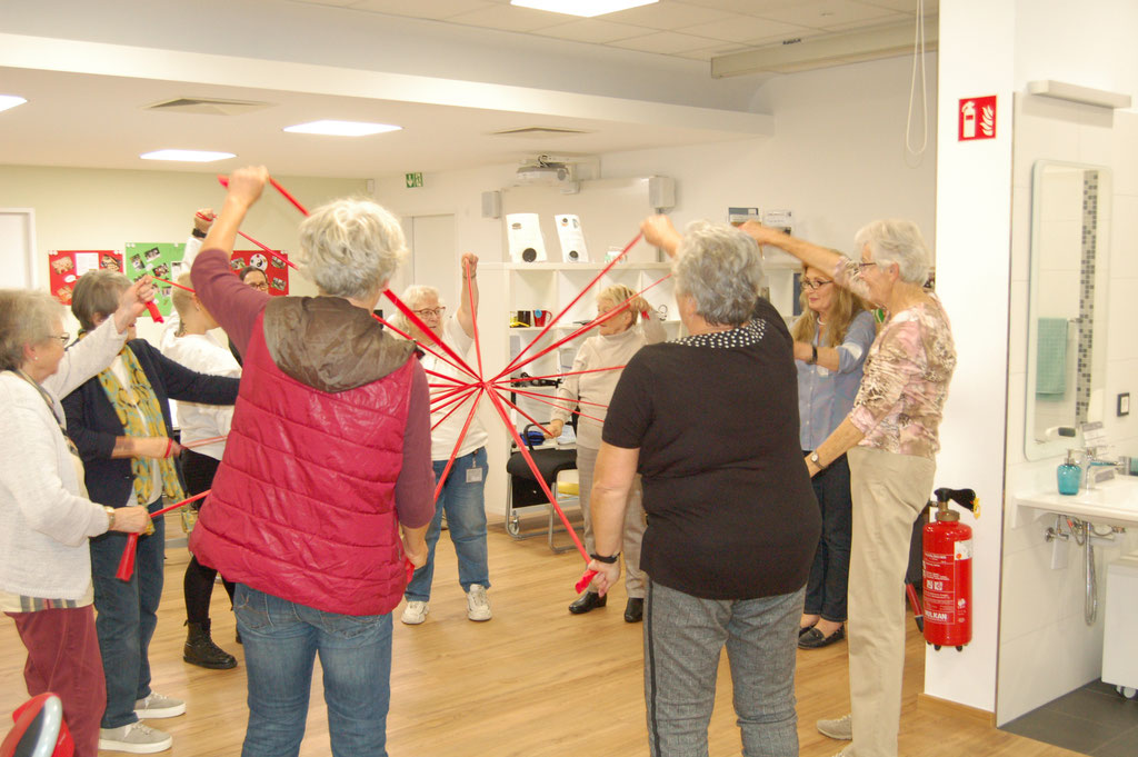 Seniorinnen und Senioren bleiben im neuen Netzwerk "Mitten im Leben" aktiv. | Foto: IZGS der EHD