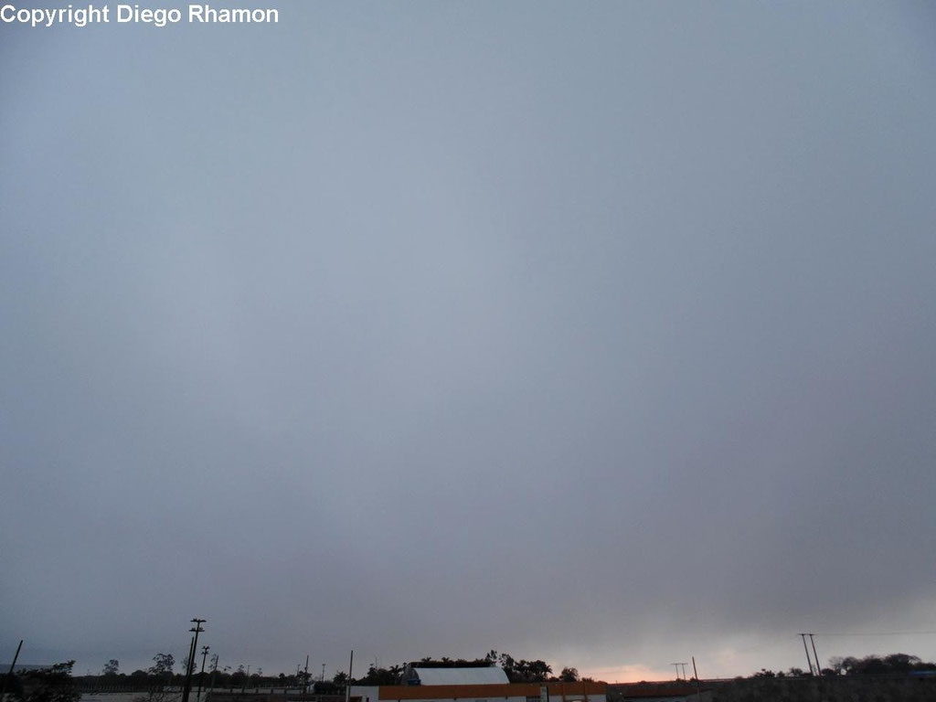 Stratus opacus vistas em Campina Grande, Paraíba, em 21/12/2014.