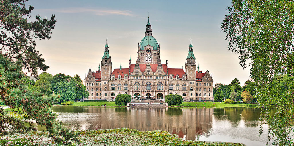 Rathaus Panorama, 190 x 95 cm  ·  Leinwand auf Keilrahmen: € 1.180,- · Aludibond: € 1.490,- · Acrylglas auf Aludibond: € 1.810,-  · © Stefan Korff