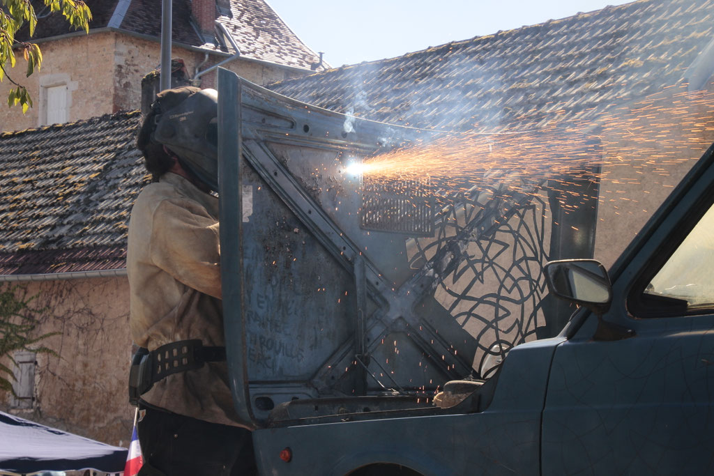 Sculpture en cours d'une voiture, ici une Fiat 127